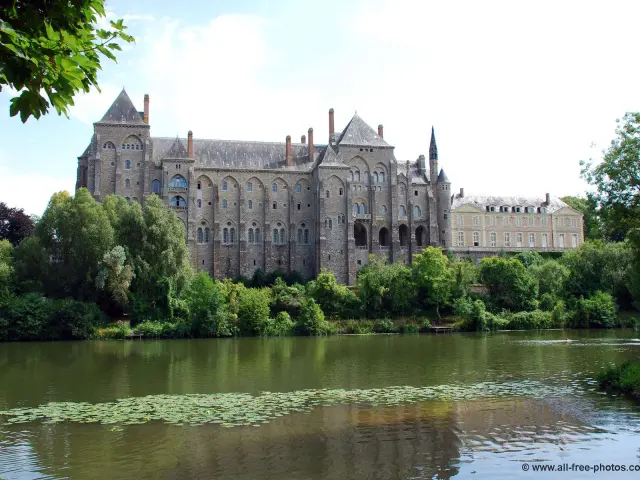 Abbaye de Solesmes vue de Juigné-sur-Sarthe