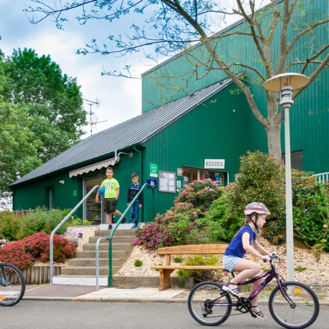2 enfants en vélo au camping de sablé