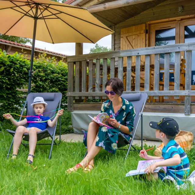 Une femme et ses 2 enfants au camping de Sablé