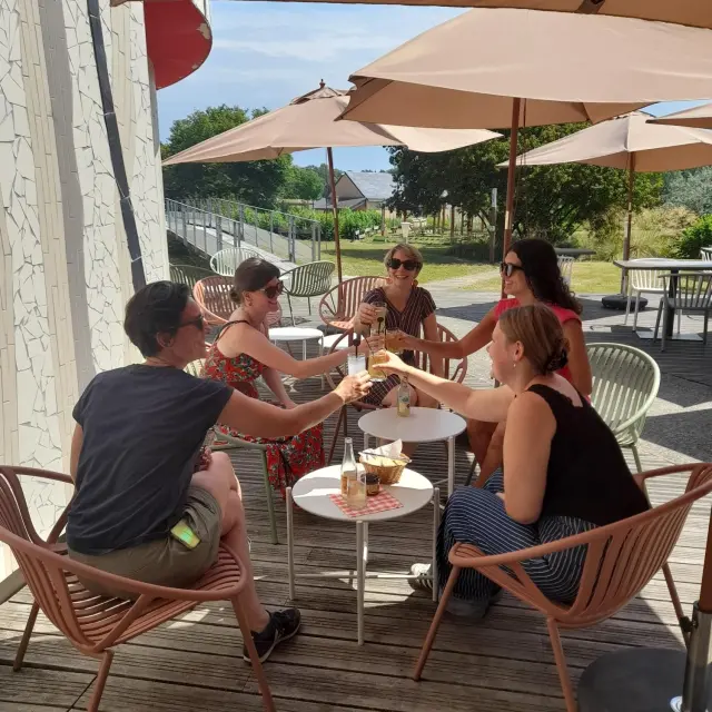 Terrasse du Comptoir Cyprien à l'île moulinsart